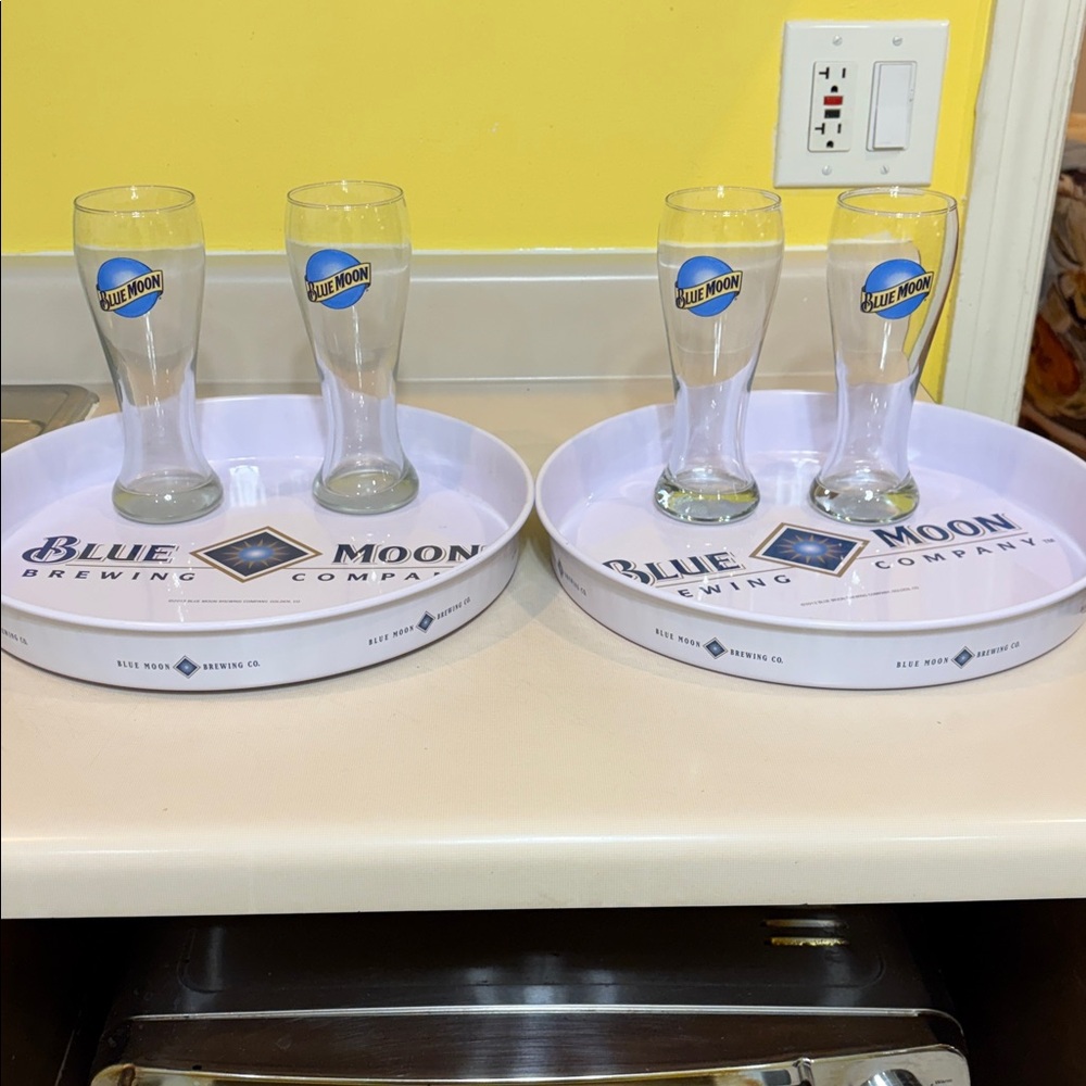 Blue Moon beer glass set, 4 glasses and 2 trays